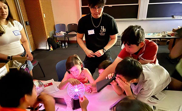 MIT students help dynaMIT attendees with an experiment