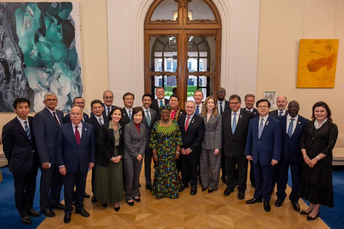 Le ministre Sidhu et ses partenaires internationaux de l’OMC à Paris.