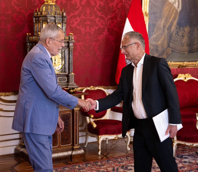 Bundespräsident Alexander Van der Bellen begrüßt Finanzminister Markus Marterbauer in der Präsidentschaftskanzlei
