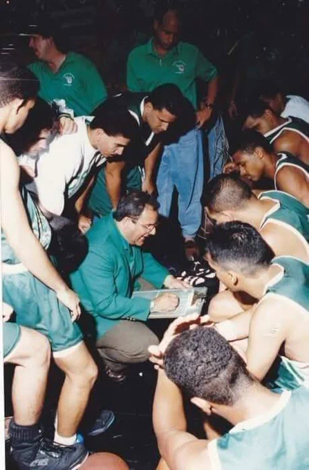 El Recinto Universitario de Mayagüez (RUM) lamenta profundamente el fallecimiento de Juan Augusto Flores Monge, conocido como Johnny Flores, exalumno colegial y figura de gran trascendencia para el deporte puertorriqueño y para la comunidad universitaria.
Desde el 1984 hasta el año 2004, Flores dedicó dos décadas de servicio al RUM como entrenador del equipo masculino de baloncesto, etapa en la que su liderazgo y visión deportiva permitieron la conquista de tres campeonatos de la Liga Atlética Interuniversitaria (LAI), lo que dejó una huella imborrable en la historia deportiva del Colegio.
Como estudiante del RUM, también fue atleta del equipo de los tarzanes de béisbol del Colegio, donde se desempeñó como lanzador, experiencia que formó parte de su desarrollo deportivo y fortaleció su vínculo permanente con su alma máter. Se graduó con un bachillerato en Ciencias Sociales.