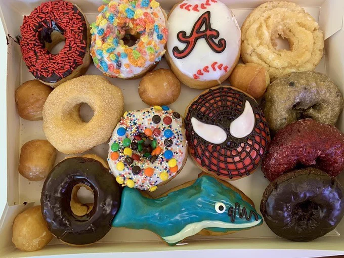 An image of all sorts of doughnuts in a box.