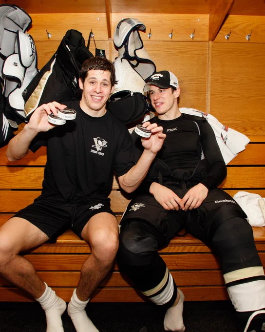 Photo of Evgeni Malkin and Sidney Crosby.