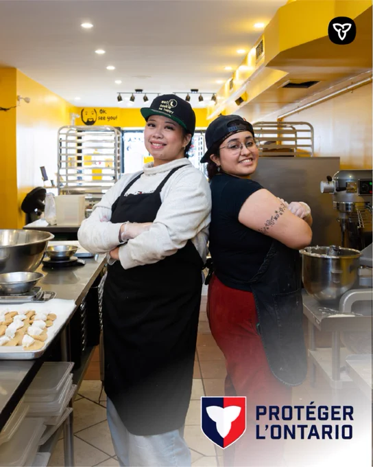 Deux boulangers souriant dos à dos.