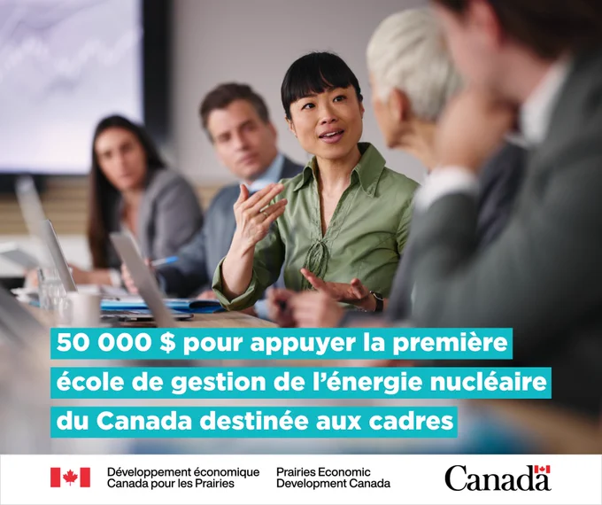 Photo d’une femme d’affaires prenant la parole alors qu’elle était assise à une table de conférence avec quatre autres professionnels du milieu des affaires, avec le texte : « 50 000 $ pour appuyer la première école de gestion de l’énergie nucléaire du Canada destinée aux cadres ».