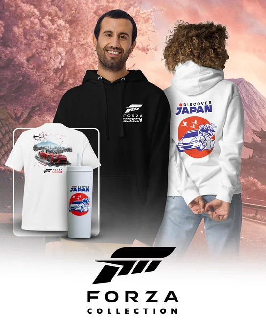 La imagen muestra artículos de la colección Forza. Aparecen personas con una sudadera negra de Forza Motorsport y una sudadera blanca con la inscripción "Discover Japan", ambas con motivos japoneses. Delante, se ve una camiseta blanca con un coche deportivo rojo y un vaso blanco con un diseño similar. En la parte inferior se encuentra el logotipo de Forza. El fondo incluye flores de cerezo y una montaña.