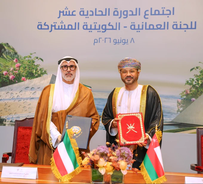 صورة يظهر فيها معالي السيد بدر البوسعيدي، وزير الخارجية و معالي الشيخ جراح جابر الأحمد الصباح وزير الخارجية بدولة الكويت الشقيقة خلال توقيع مذكرات التفاهم.