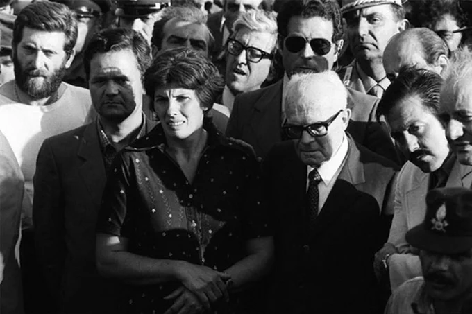 Foto d'epoca: Franca Rampi, la mamma di Alfredino, accanto a Sandro Pertini.