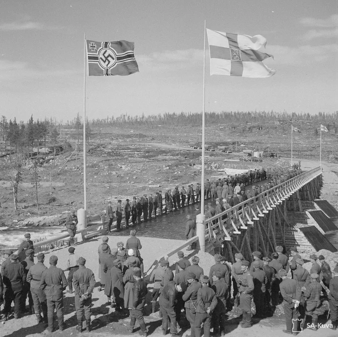 Truppe tedesche e finlandesi inaugurano un ponte militare appena riparato, 1942.