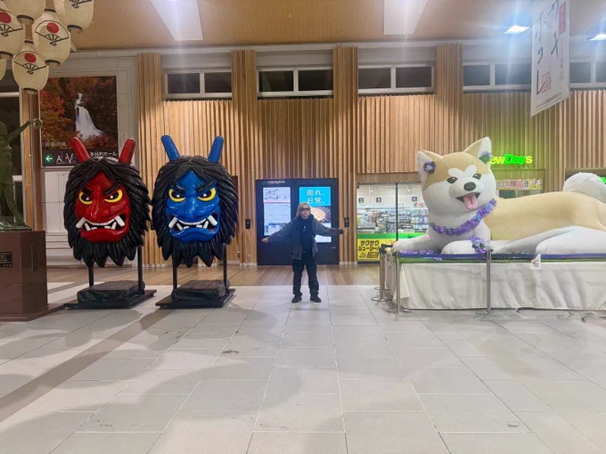 秋田駅のなまはげと秋田犬のオブジェと鬼龍院翔