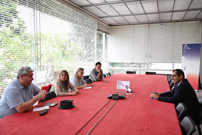 Journalistes et directeur de cabinet entrain d’échanger