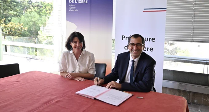 Directeur de cabinet de la préfète et préfète de l’Isère assis sur une table