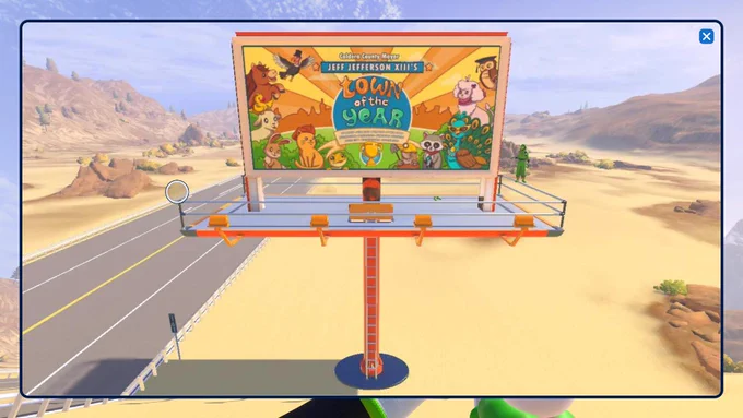 Eine gigantische Werbetafel in der Wüste von PowerWash Simulator 2. Das bunte Plakat zeigt verschiedene Tiere und den Schriftzug Town of the Year. Auf dem Steg der Tafel steht ein Charakter im grünen Anzug.