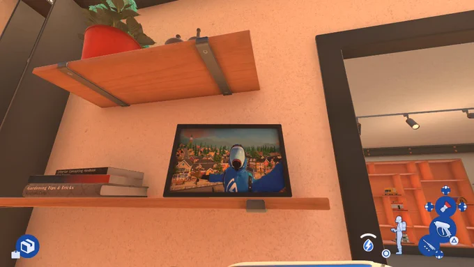 Ein gerahmtes Selfie auf einem Wandregal im Spiel PowerWash Simulator 2. Die Spielfigur posiert im blauen Anzug vor einer Stadtkulisse. Im Raum sind außerdem Bücher und eine Pflanze zu sehen.