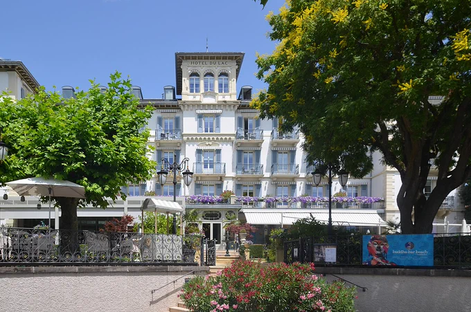 Phot of the hotel from Wikimedia Commons Author	Jmh2o