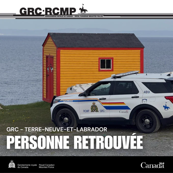 Photo de deux véhicules de la GRC à côté d’un petit bâtiment jaune et rouge au bord d’une grande étendue d’eau.
Les mots « PERSONNE RETROUVÉE » et « GRC – TERRE-NEUVE-ET-LABRADOR » figurent sur l'image.  