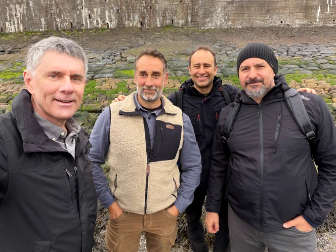 The four principal investigators (PIs) of the Deep Time Cognition grant paused at Wardie Shore for a photo. From left: Larry Witmer (Ohio University, USA), Mathias Osvath (project director, Lund University, Sweden), Steve Brusatte (University of Edinburgh, Scotland), and Pavel Němec (Charles University, Czechia). 