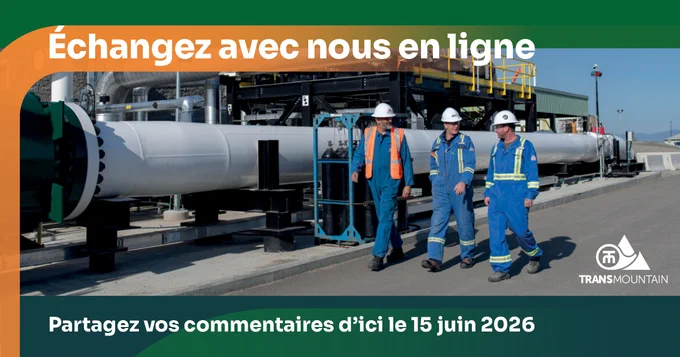 Trois travailleurs portant de l’équipement de sécurité marchent le long de grandes canalisations industrielles dans une installation sous un ciel dégagé. Le logo de Trans Mountain apparaît avec le texte suivant : « Échangez avec nous en ligne. Partagez vos commentaires d’ici le 15 juin 2026. »