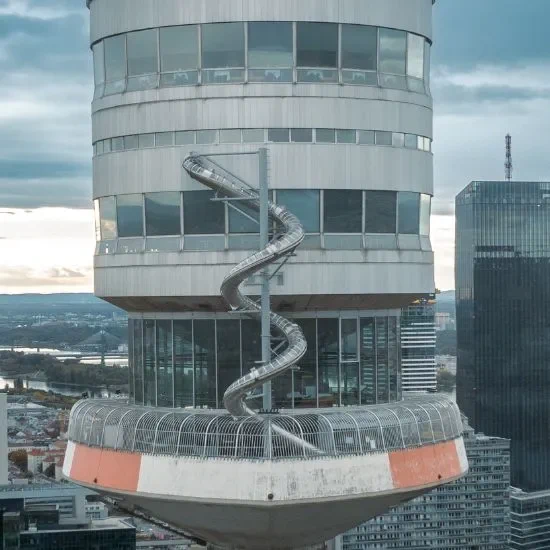 Donauturm mit Außenrutsche. 

Bildquelle: https://www.donauturm.at/assets/Uploads/Elements/Turm-Rutsche/550-x-550-Website-550-420-px.jpg