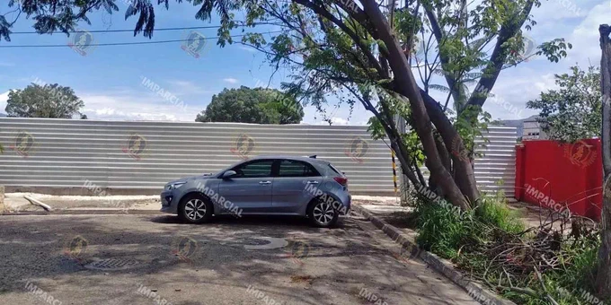 Acceso de la calle Las Rosas bloqueado con láminas por la empresa Fibra Danhos en la colonia Reforma, Oaxaca