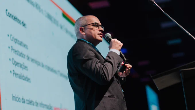 Flávio Correa Prado durante a palestra “DeCripto e Stablecoins” no BCB25, falando sobre regulação, reporte de criptoativos e o alinhamento do Brasil a padrões internacionais de fiscalização do mercado cripto.