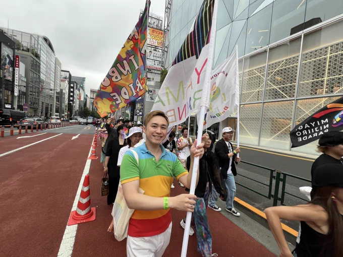 田中実行委員長がフラッグを掲げている写真。