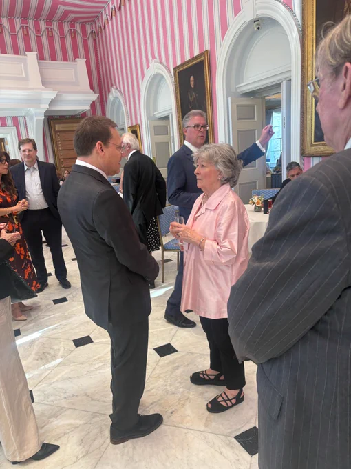 Avi Lewis s'entretient avec la nouvelle gouverneure générale, Louise Arbour, dans une salle de banquet.