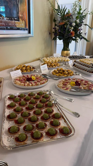 Des amuse-bouches disposés sur une table.