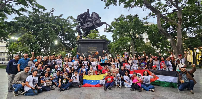 Actividad de Solidaridad Internacional exigiendo la Libertad para Paula Giménez y Lucas Aguilera, secuestrados en Libia del Este, mientras intentaban llevar Ayuda Humanitaria a Gaza, como parte del Convoy Terrestre Global Summud. Foto: Orlenys Ortiz. @OrlenysOV 