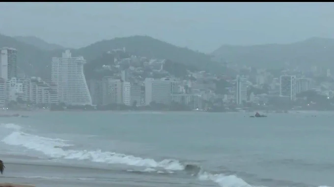 Calles y costa de Acapulco, Guerrero, durante la aproximación de la tormenta tropical Boris