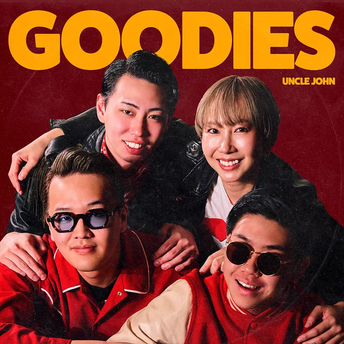 UNCLE JOHN 初のフルアルバム『GOODIES』8/2(日)リリース決定！
本日より特設サイト公開＆先行予約スタート！
本作は、「古き良きもの（Oldies but Goodies）」への深い敬意を込め、ロックンロール、ガレージ、パンク、スカ、マージービート、昭和歌謡、アメリカーナ、カントリー……。僕たちが愛してやまないルーツ音楽のスピリットを紐解き、ジャンルを横断してオリジナルとして再構築しました。日本人が愛する70年代の昭和歌謡的メロディと、ルーツロックサウンド。「耳に残るグッドメロディ」全14曲のストーリーを紡いでいます。