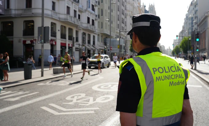 Policia municipal cortando una calle por una carrera
