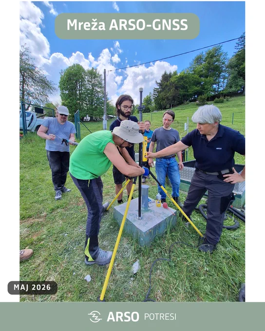 Priprave za postavitev GNSS antene na Vojskem.