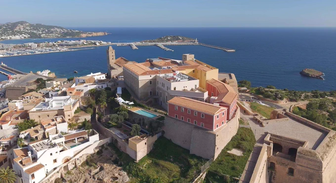 In the heights of the city, in the heart of Dalt Vila, and with exceptional views over the port, the Parador de Ibiza (number 99 in the Paradores network) offers an exclusive accommodation experience in which luxury is expressed in the form of calm, history, and beauty © Paradores de Turismo
