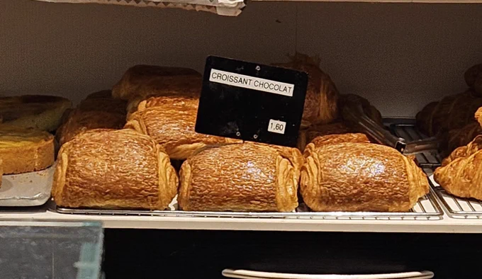Pains au chocolat avec étiquette sur laquelle est écrit croissant chocolat (oui ben je dis pain au chocolat si je veux !)
(Photo perso, Villeurbanne 9/06/2026)