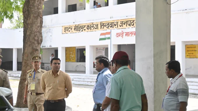 निरीक्षण के दौरान अभ्यर्थियों की सघन चेकिंग, सीसीटीवी निगरानी, सुरक्षा व्यवस्था तथा परीक्षा संचालन संबंधी व्यवस्थाओं का जायजा लिया गया। अधिकारियों को केन्द्र व्यवस्थापकों को शासन के निर्देशों का शत-प्रतिशत अनुपालन सुनिश्चित करने के निर्देश दिए।
#Banda #PoliceRecruitment2025 #FairExam #TransparentExamination