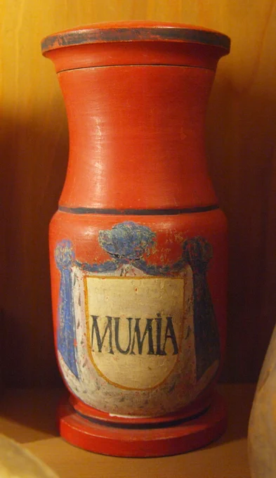 Toples obat kuno abad ke-18 dengan tulisan MUMIA.

Source: https://www.wikipedia.org