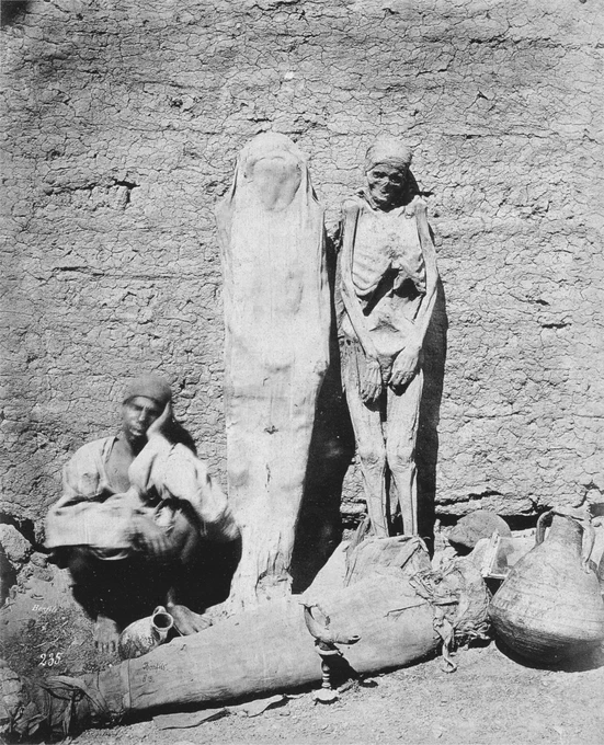 Penjual mumi Mesir.

Foto: Félix Bonfils 1875.

Source: https://www.wikipedia.org