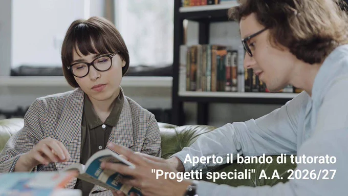 Tutorato: Studente che mostra libro a studentessa