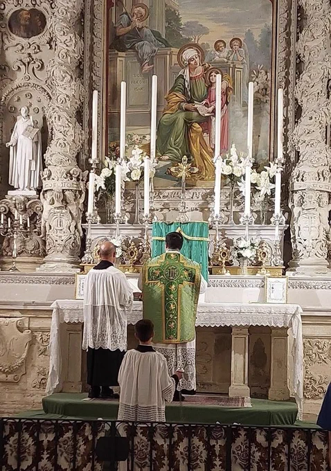 Źródło: Una Voce Sevilla - Misa Tradicional / Facebook, https://www.facebook.com/photo.php?fbid=959896356177654