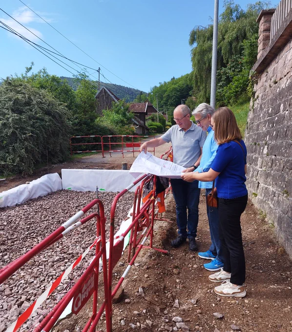 M. le sous-préfet sur le chantier regardant le plan
