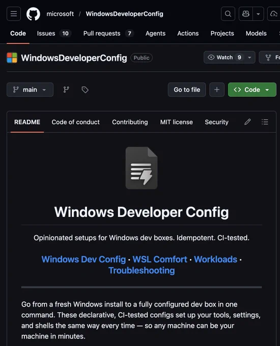Captura de GitHub en modo oscuro mostrando el repositorio público microsoft/WindowsDeveloperConfig. En el README aparece el título “Windows Developer Config” y una descripción sobre configurar un entorno de desarrollo en Windows con un solo comando. GitHub, preparando el café para los devs de Windows.