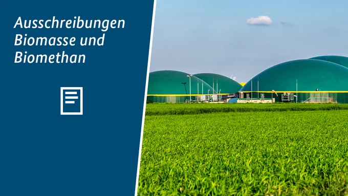 Biogasanlage vor wolkenlosem Himmel, umgeben von Wiesen und Feldern. Text im Bild: Ausschreibungen Biomasse und Biomethan.