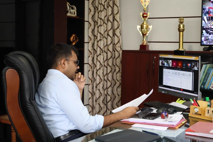 आज वीडियो कॉन्फ्रेंसिंग के माध्यम से MEETA पोर्टल पर प्राप्त जन शिकायतों एवं जनता दरबार के आवेदनों की समीक्षा की। सभी संबंधित विभागों एवं प्रखंड स्तरीय पदाधिकारियों को लंबित मामलों का 7 दिनों के भीतर गुणवत्तापूर्ण एवं समयबद्ध निष्पादन सुनिश्चित करने का निर्देश दिया। शिकायतों के निस्तारण में पारदर्शिता, जवाबदेही एवं त्वरित कार्रवाई पर विशेष जोर देते हुए आम नागरिकों को शीघ्र राहत उपलब्ध कराने के निर्देश दिया।

#DistrictAdministrationKoderma  #MeetaPortal #GoodGovernance Office of Chief Minister, Jharkhand IPRD Koderma