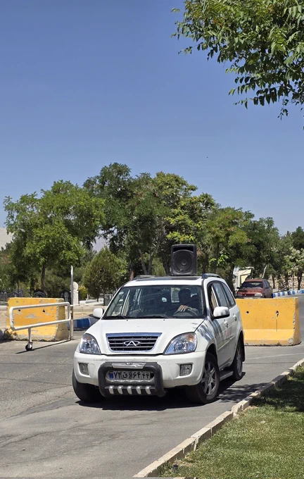 مداح با اکو روی سقف ماشین