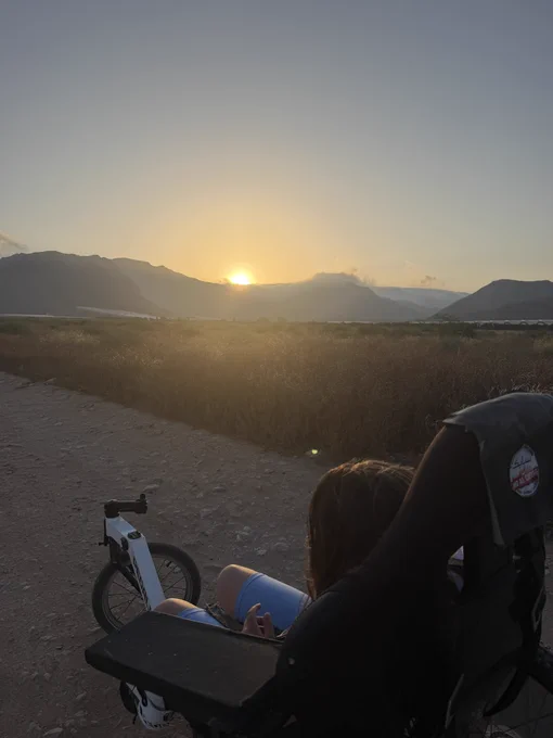 imagen de la silla de Julia con la salida del sol al fondo entre las montañas