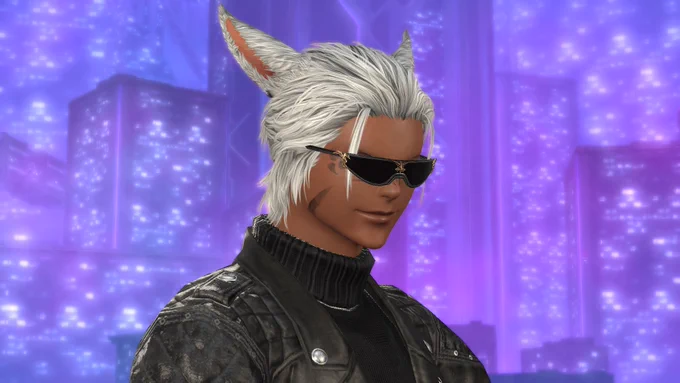 Une capture d'écran qui montre un homme avec des oreilles de chat qui a des cheveux blancs, une veste et un haut noirs ainsi que des lunettes de soleil. Derrière lui il y a une sorte de ville futuriste aux couleurs violettes.