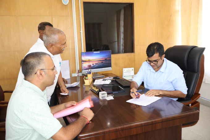 जनता दरबार में आए आमजनों से मिलकर उनकी समस्याओं को सुना तथा समाधान के लिए संबंधित अधिकारियों को दिशा-निर्देश देते हुए कहा कि सभी शिकायतों का शीघ्र निष्पादन सुनिश्चित किया जाए एवं समाधान की स्थिति की प्रतिपुष्टि उपायुक्त कार्यालय में समयबद्ध रूप से समर्पित करें।


Office of Chief Minister, Jharkhand  Hemant Soren  IPRD Koderma

