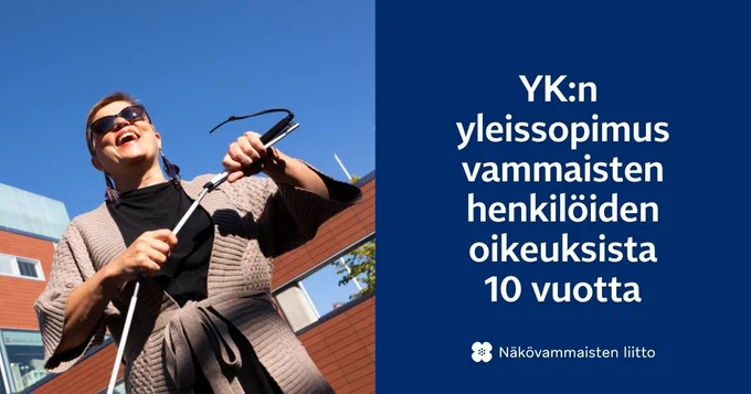 Hymyilevä nainen taittelee valkoista keppiä kasaan. Teksti: YK:n yleissopimus vammaisten henkilöiden oikeuksista 10 vuotta.