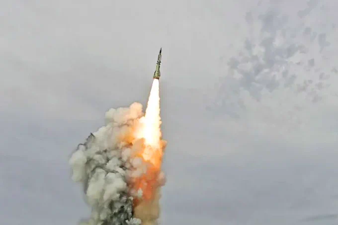 Le missile ASTER 30, développé par MBDA, constitue l’un des piliers de la défense aérienne et antimissile européenne, aussi bien sur terre qu’en mer – crédit : MBDA