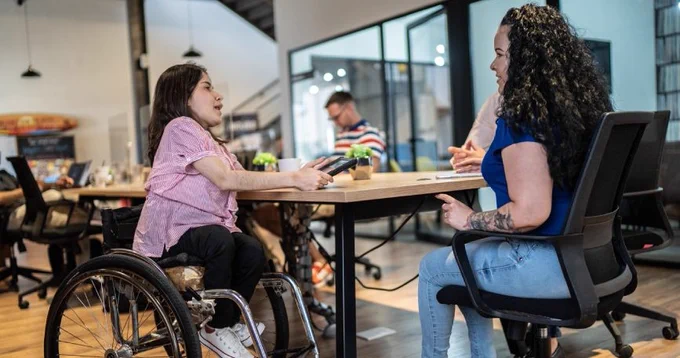 Persona con acondroplasia durante un taller de formación de empleo. 
